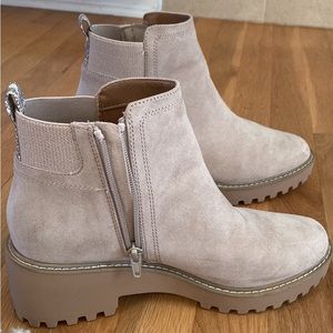 Size 8. The Universal Thread beige boots. Only worn ONCE